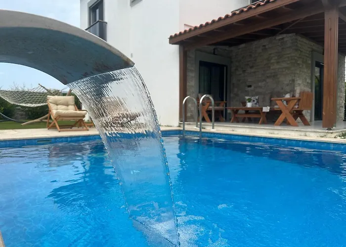 Bodrum Guemuesluekte Havuzlu-Bahceli-3 Yatak Odali Muestakil Villa
